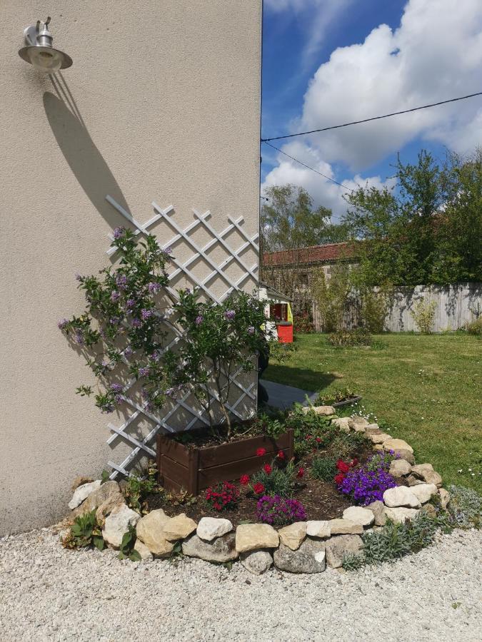 Gite 4 Etoiles Avec Hebergement Insolite - 10 Personnes Foussais Exterior photo